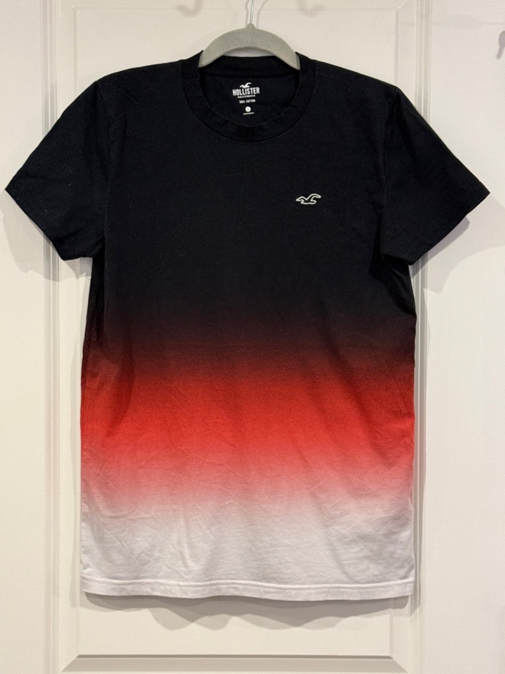 Hollister Men's Black to Red to White Ombre Crew Tee